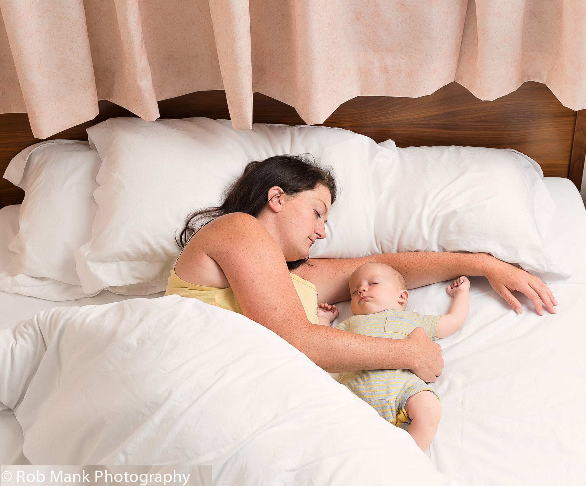 1 кровать с мамой. Совместный сон с ребенком. Совместный сон с ребенко. Позы для совместного сна с ребенком. Безопасные позы для совместного сна.